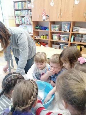 Grafika #0: Ferie na wesoło !Zabawy , eksperymenty i doświadczenia chemiczne gr III