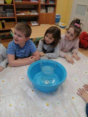 Grafika #1: Ferie na wesoło !Zabawy , eksperymenty i doświadczenia chemiczne gr III