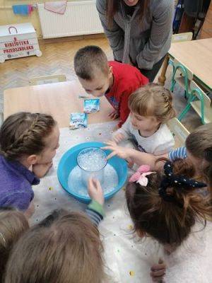 Grafika #2: Ferie na wesoło !Zabawy , eksperymenty i doświadczenia chemiczne gr III