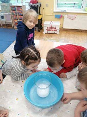 Grafika #3: Ferie na wesoło !Zabawy , eksperymenty i doświadczenia chemiczne gr III