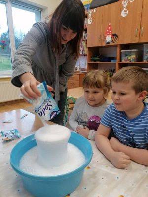 Grafika #4: Ferie na wesoło !Zabawy , eksperymenty i doświadczenia chemiczne gr III