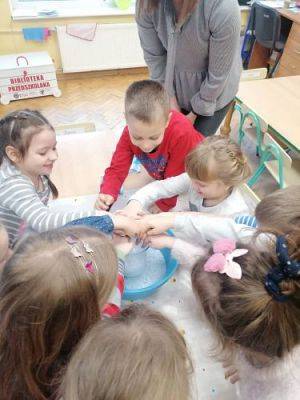 Grafika #5: Ferie na wesoło !Zabawy , eksperymenty i doświadczenia chemiczne gr III