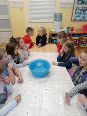 Grafika #6: Ferie na wesoło !Zabawy , eksperymenty i doświadczenia chemiczne gr III