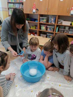 Grafika #7: Ferie na wesoło !Zabawy , eksperymenty i doświadczenia chemiczne gr III