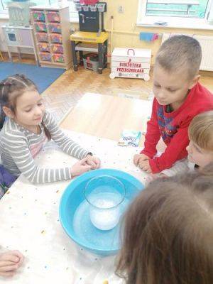 Grafika #8: Ferie na wesoło !Zabawy , eksperymenty i doświadczenia chemiczne gr III