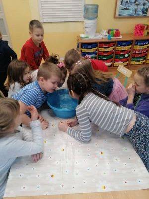 Grafika #9: Ferie na wesoło !Zabawy , eksperymenty i doświadczenia chemiczne gr III