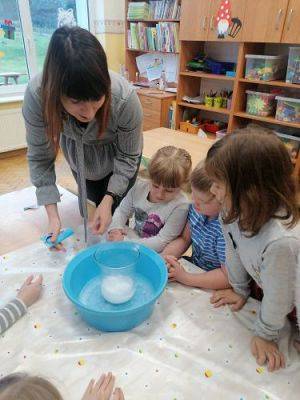 Grafika #10: Ferie na wesoło !Zabawy , eksperymenty i doświadczenia chemiczne gr III