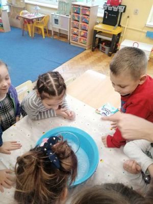 Grafika #11: Ferie na wesoło !Zabawy , eksperymenty i doświadczenia chemiczne gr III