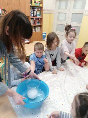 Grafika #12: Ferie na wesoło !Zabawy , eksperymenty i doświadczenia chemiczne gr III