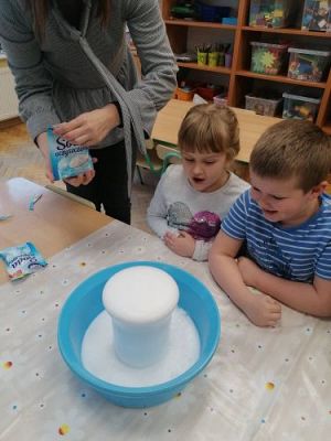 Grafika #14: Ferie na wesoło !Zabawy , eksperymenty i doświadczenia chemiczne gr III