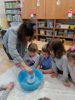 Grafika #15: Ferie na wesoło !Zabawy , eksperymenty i doświadczenia chemiczne gr III