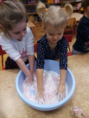 Grafika #4: Ferie na wesoło! Zabawy , eksperymenty i doświadczenia chemiczne ! Gr I