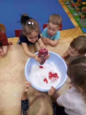 Grafika #6: Ferie na wesoło! Zabawy , eksperymenty i doświadczenia chemiczne ! Gr I