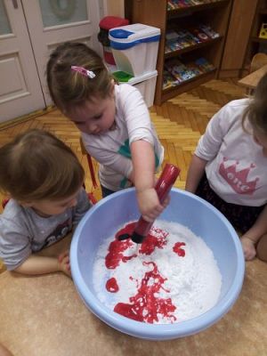 Grafika #9: Ferie na wesoło! Zabawy , eksperymenty i doświadczenia chemiczne ! Gr I