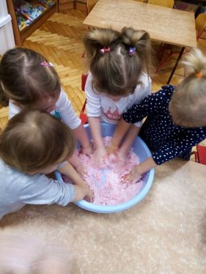 Grafika #10: Ferie na wesoło! Zabawy , eksperymenty i doświadczenia chemiczne ! Gr I