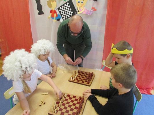 Grafika #33: 27.10.2020 Lekcja gry w szachy