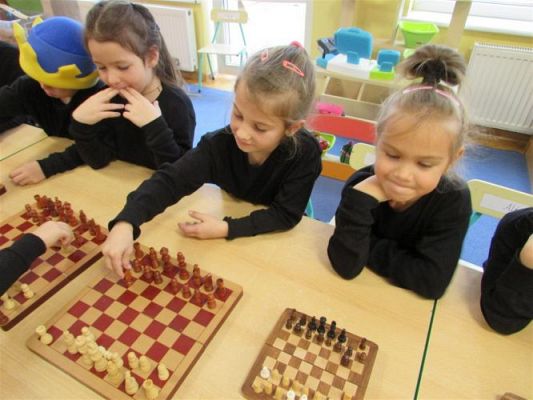 Grafika #38: 27.10.2020 Lekcja gry w szachy