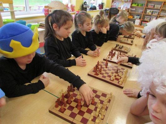 Grafika #63: 27.10.2020 Lekcja gry w szachy