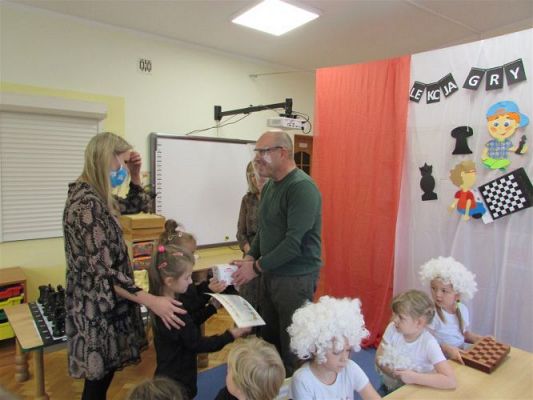 Grafika #69: 27.10.2020 Lekcja gry w szachy