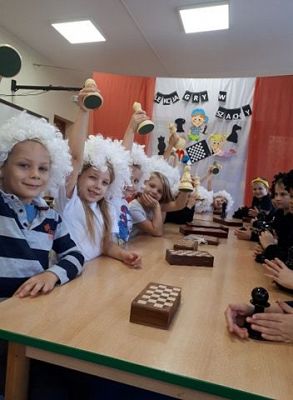 Grafika #72: 27.10.2020 Lekcja gry w szachy