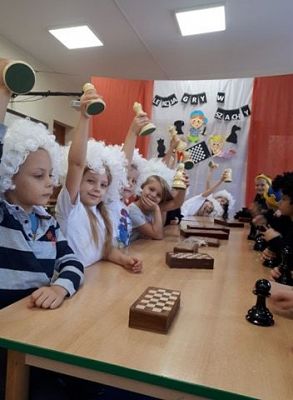 Grafika #73: 27.10.2020 Lekcja gry w szachy