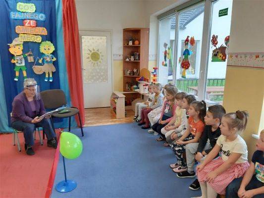 Grafika #1: 22.10.2020 Seniorzy czytają przedszkolakom