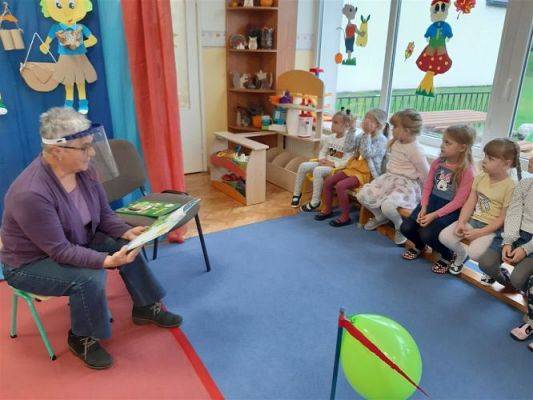 Grafika #3: 22.10.2020 Seniorzy czytają przedszkolakom
