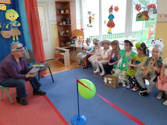 Grafika #5: 22.10.2020 Seniorzy czytają przedszkolakom