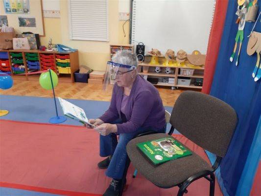 Grafika #6: 22.10.2020 Seniorzy czytają przedszkolakom