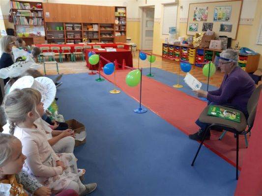 Grafika #7: 22.10.2020 Seniorzy czytają przedszkolakom