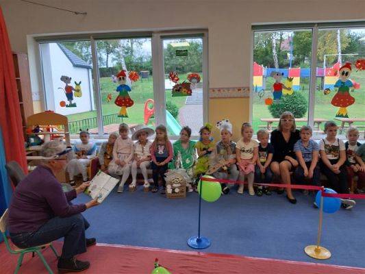 Grafika #8: 22.10.2020 Seniorzy czytają przedszkolakom