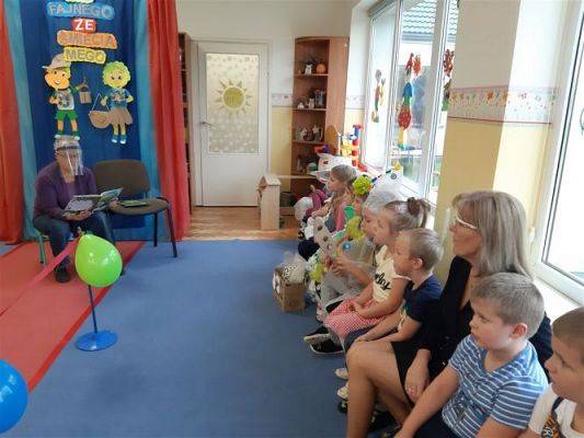 Grafika #9: 22.10.2020 Seniorzy czytają przedszkolakom