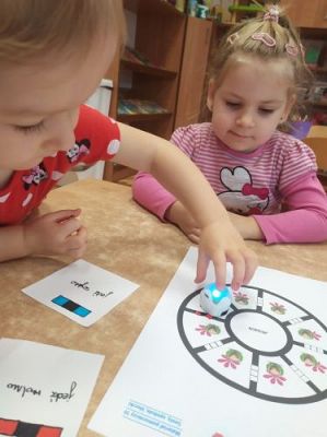 Grafika #1: 12.10.2020 Code week Gesty, symbole, bloczki - programy na różne sposoby utworzone