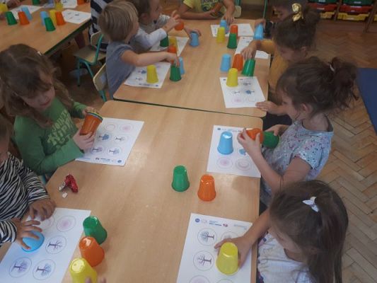 Grafika #2: 07.10.2020 CODE WEEK DZIEŃ 3 PĘTLE-SZUKAMY POWTÓRZEŃ W CODZIENNYCH CZYNNOŚCIACH