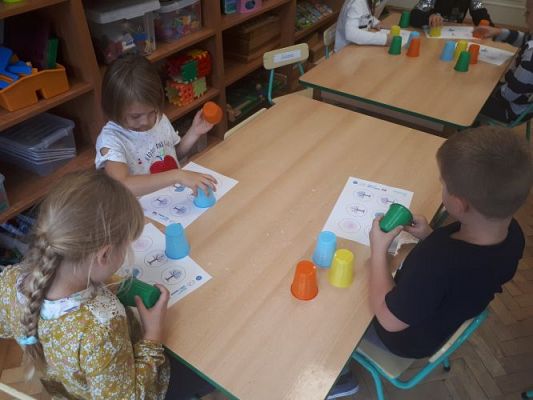 Grafika #3: 07.10.2020 CODE WEEK DZIEŃ 3 PĘTLE-SZUKAMY POWTÓRZEŃ W CODZIENNYCH CZYNNOŚCIACH