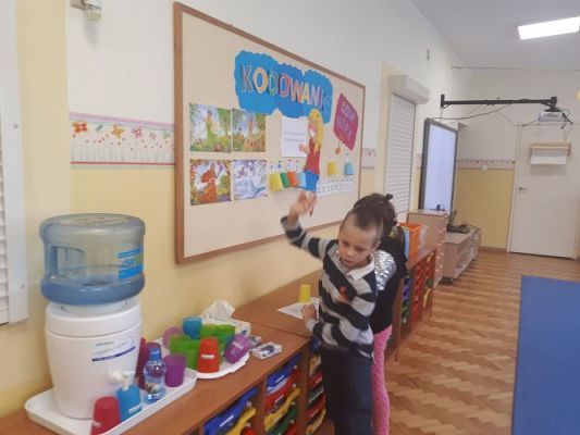 Grafika #7: 07.10.2020 CODE WEEK DZIEŃ 3 PĘTLE-SZUKAMY POWTÓRZEŃ W CODZIENNYCH CZYNNOŚCIACH