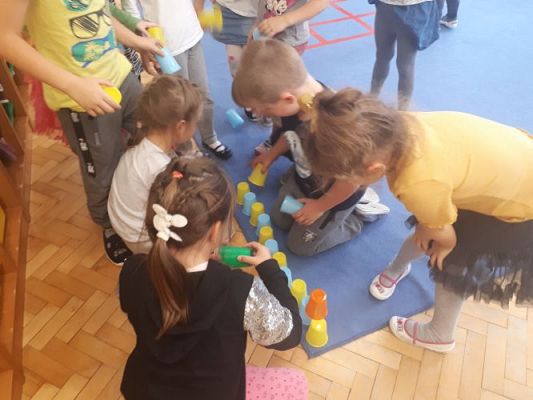 Grafika #13: 07.10.2020 CODE WEEK DZIEŃ 3 PĘTLE-SZUKAMY POWTÓRZEŃ W CODZIENNYCH CZYNNOŚCIACH