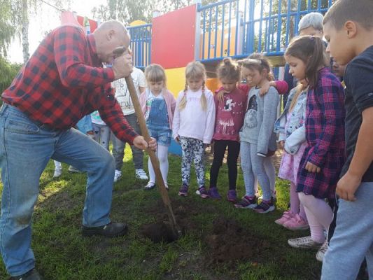Grafika #5: 23.09.2020 Sadzenie roślin w ogrodzie przedszkolnym gr.III