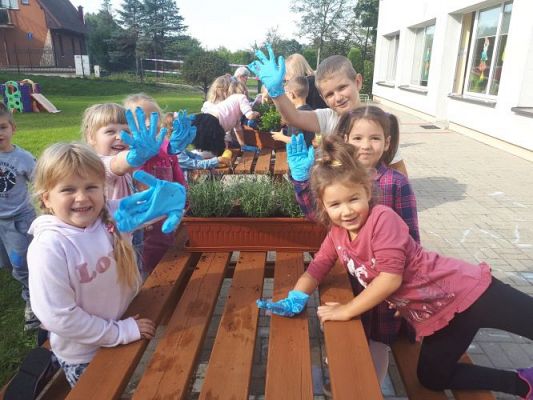 Grafika #8: 23.09.2020 Sadzenie roślin w ogrodzie przedszkolnym gr.III