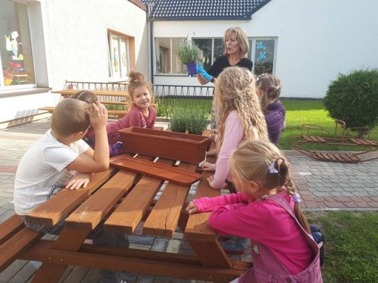 Grafika #12: 23.09.2020 Sadzenie roślin w ogrodzie przedszkolnym gr.III