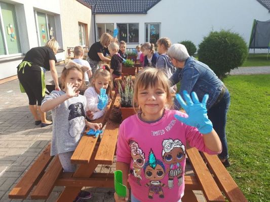 Grafika #13: 23.09.2020 Sadzenie roślin w ogrodzie przedszkolnym gr.III