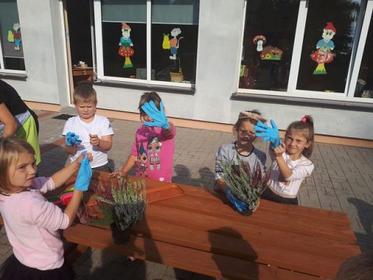 Grafika #23: 23.09.2020 Sadzenie roślin w ogrodzie przedszkolnym gr.III