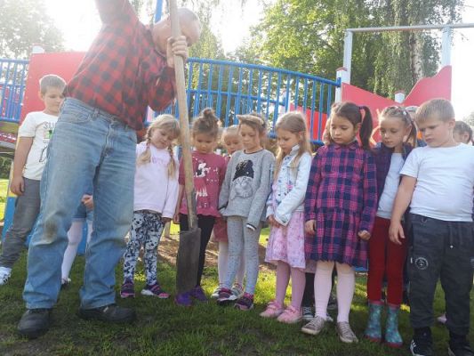 Grafika #34: 23.09.2020 Sadzenie roślin w ogrodzie przedszkolnym gr.III