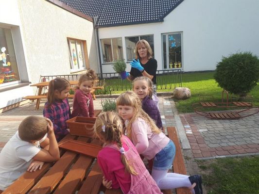 Grafika #38: 23.09.2020 Sadzenie roślin w ogrodzie przedszkolnym gr.III