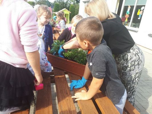 Grafika #39: 23.09.2020 Sadzenie roślin w ogrodzie przedszkolnym gr.III