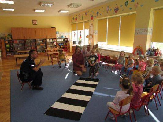 Grafika #5: 22.09.2020 Spotkanie z policjantem - Bezpieczna droga do przedszkola