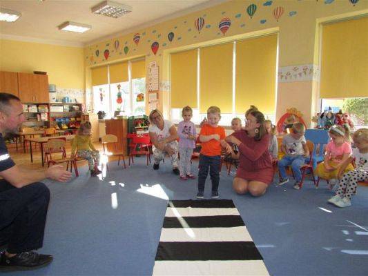 Grafika #10: 22.09.2020 Spotkanie z policjantem - Bezpieczna droga do przedszkola