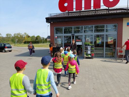 Grafika #0: 19.05.2022 Wycieczka do sklepu w poszukiwaniu produktów ekologicznych