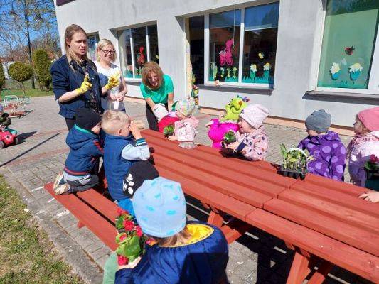 Grafika #0: 22.04.2022 Zakładamy przedszkolny ogródek