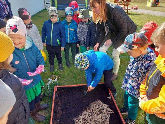 Grafika #22: 22.04.2022 Zakładamy przedszkolny ogródek
